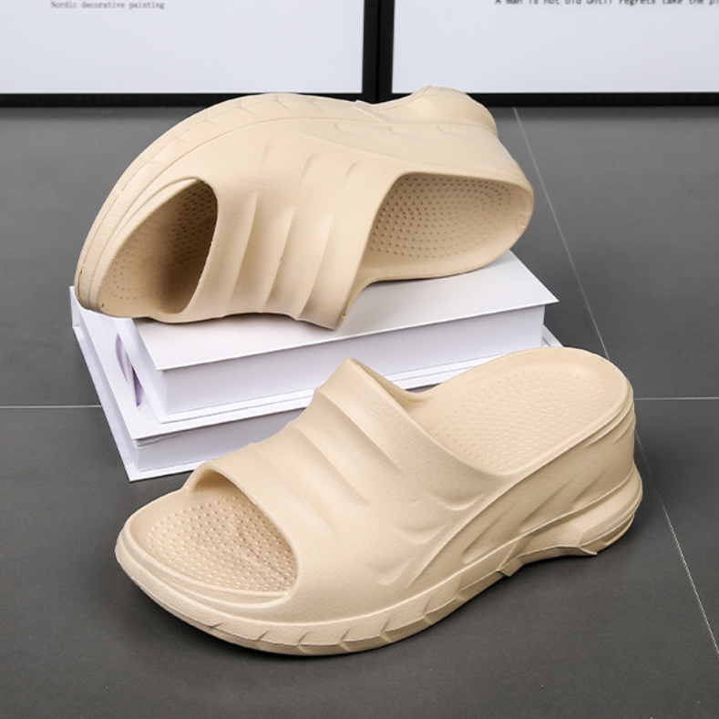 Pantufas de verão com sola grossa e salto alto, confortáveis e antiderrapantes